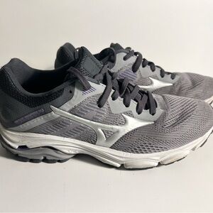 Mizuno Gray and White Mesh Womens Running Sneakers, size 8